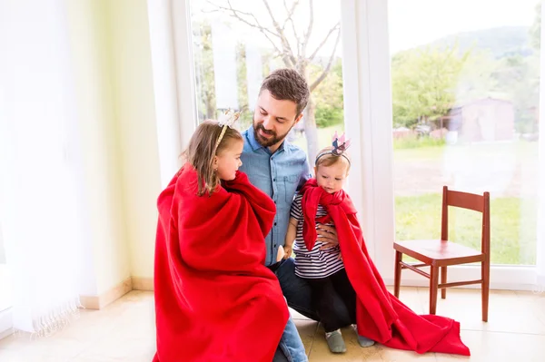 Padre con le sue figlie principessa — Foto Stock