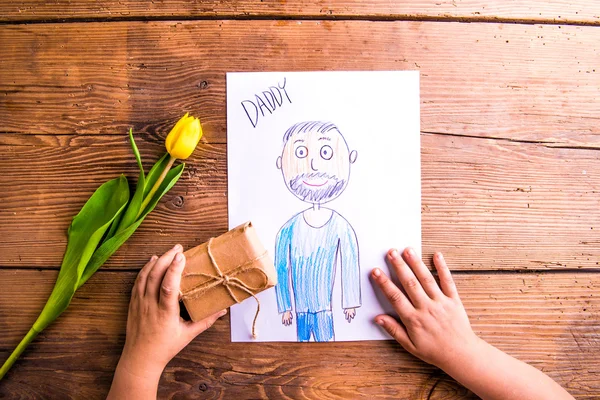 Ragazza che tiene il disegno di suo padre — Foto Stock