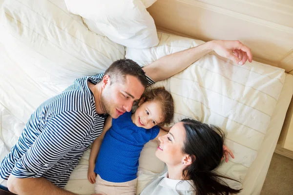 Padres divirtiéndose con hija pequeña — Foto de Stock