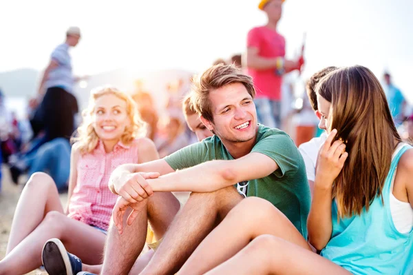 Teenagers at summer music festival — Stock Photo, Image