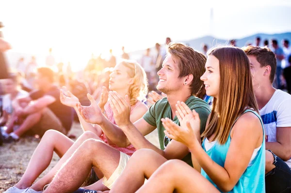 Teenagers at summer music festival — Stock Photo, Image