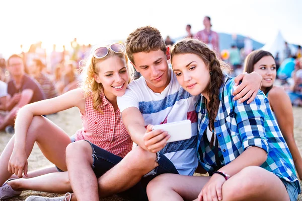 Teenagers at summer music festival — Stock Photo, Image