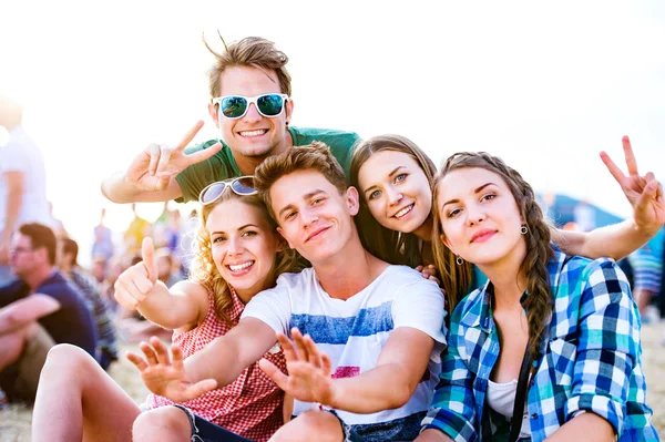 Teenagers at summer music festival — Stock Photo, Image