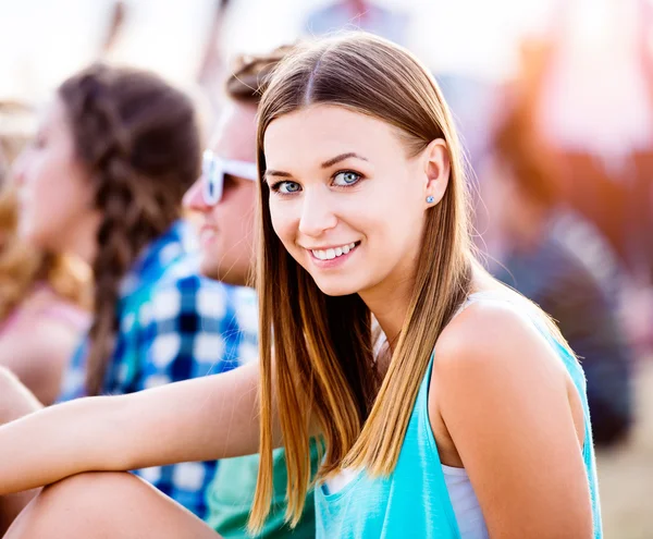 Tonårig flicka på summer music festival — Stockfoto