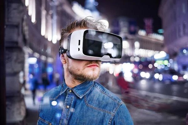 Homem vestindo óculos de realidade virtual. — Fotografia de Stock