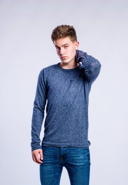Boy kot pantolon ve kazak, genç adam, stüdyo çekim