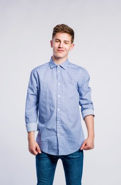 Erkek kot pantolon ve t-shirt, genç adam, stüdyo vurdu