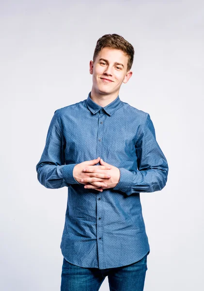 Erkek kot pantolon ve t-shirt, genç adam, stüdyo vurdu