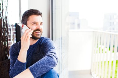 Evden çalışan işadamı, akıllı telefon tutarak telefon c yapma
