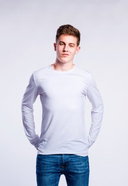 Erkek kot pantolon ve t-shirt, genç adam, stüdyo vurdu