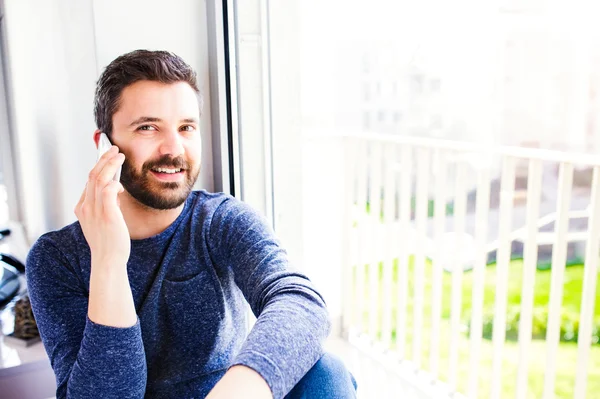 Evden çalışan işadamı, akıllı telefon tutarak telefon c yapma