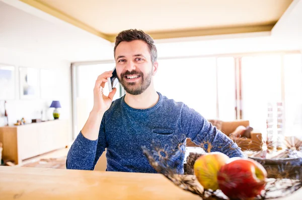 Επιχειρηματίας που εργάζεται από το σπίτι, κρατώντας smartphone κάνοντας τηλέφωνο c — Φωτογραφία Αρχείου