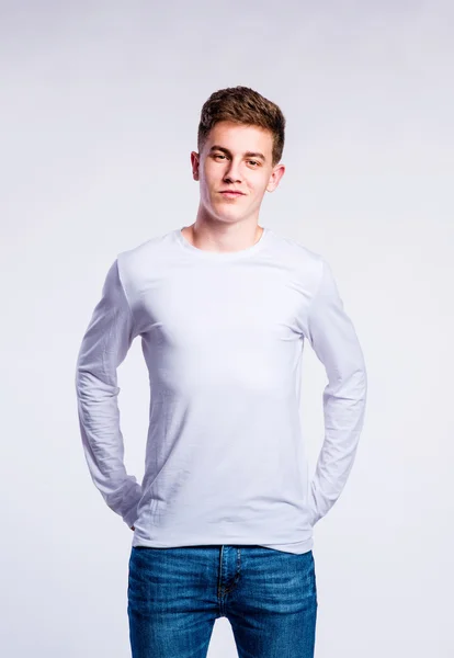 Junge in Jeans und T-Shirt, junger Mann, Studioaufnahme — Stockfoto