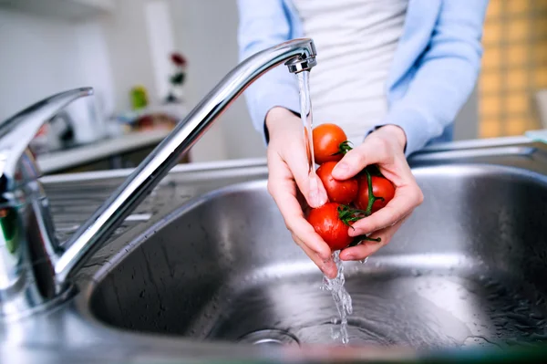 Hände einer nicht wiederzuerkennenden Seniorin, die Tomaten wäscht. Vorbereitung — Stockfoto