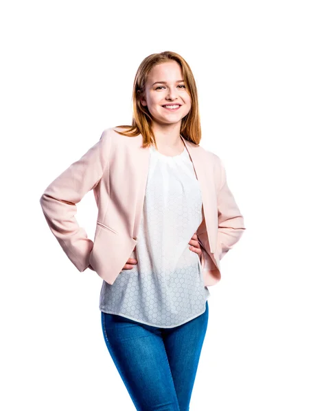 Menina em jeans e casaco rosa, mulher, tiro estúdio — Fotografia de Stock
