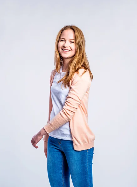 Ragazza in jeans e cardigan, donna, riprese in studio — Foto Stock