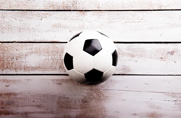 Piłka nożna z drewnianym tłem. — Zdjęcie stockowe