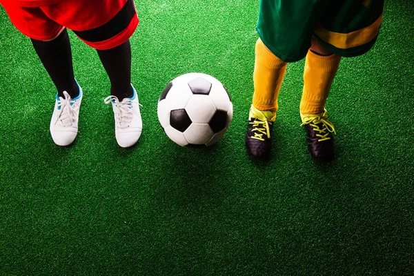 Dois pequenos jogadores de futebol na grama verde — Fotografia de Stock