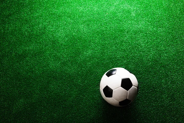 Футбольный мяч против искусственного покрытия . — стоковое фото
