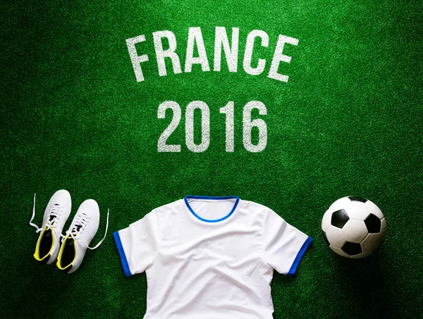 Bola de fútbol, botas y camiseta blanca — Foto de Stock