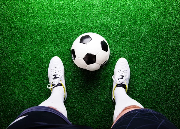 Football player against green grass — Stock Photo, Image