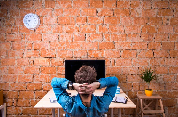 Zakelijke persoon zittend op kantoor bureau — Stockfoto