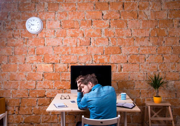 Homem de negócios triste sentado na mesa do escritório — Fotografia de Stock