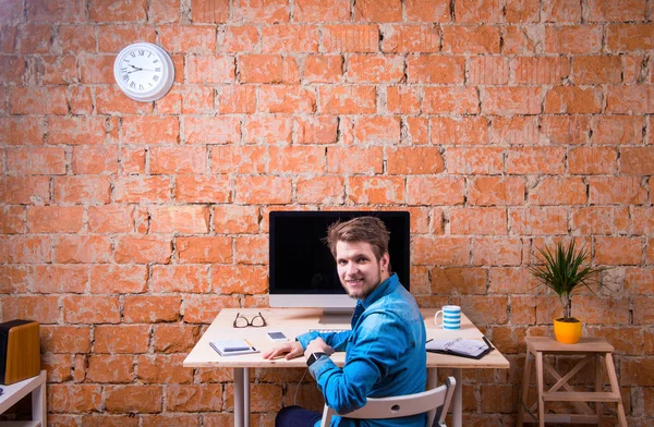Affärs person som sitter vid kontors disken — Stockfoto