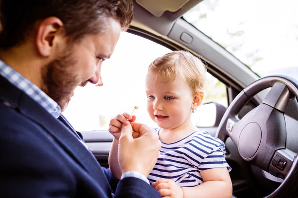Padre con su hijita en coche — Foto de Stock