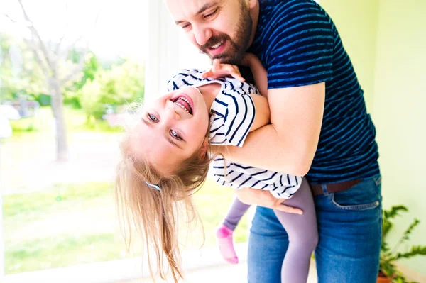 Vater hält seine kleine Tochter — Stockfoto