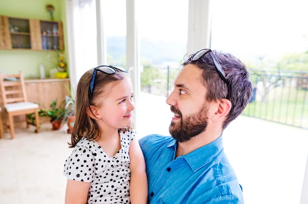 Padre con hija pequeña haciendo la cara — Foto de Stock