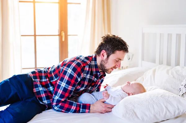 Yatakta erkek bebek ile baba — Stok fotoğraf