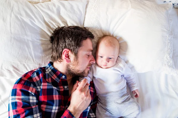 ベッドの上に男の子を持つ父親 — ストック写真