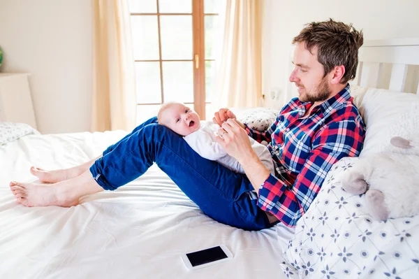 Padre con bebé niño en la cama — Foto de Stock