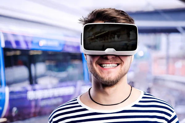 Mężczyzna w goglach wirtualnej rzeczywistości — Zdjęcie stockowe