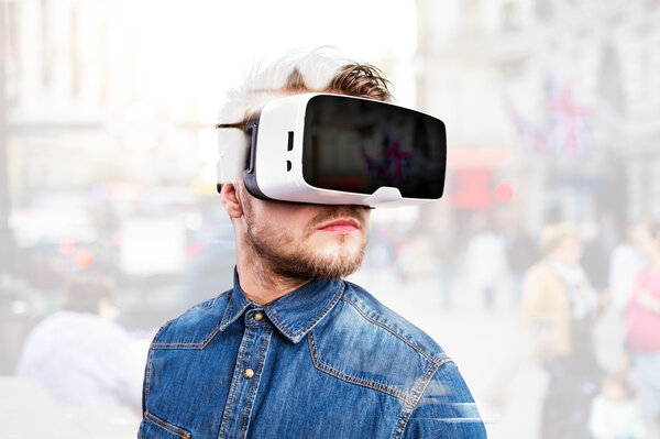 человек в очках виртуальной реальности 