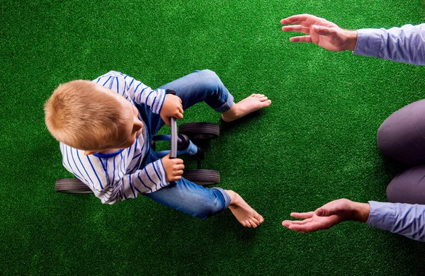 Far fånga son Riding Bike — Stockfoto