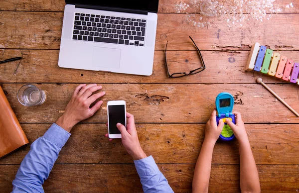 Padre e hijo con laptop y smartphone — Foto de Stock