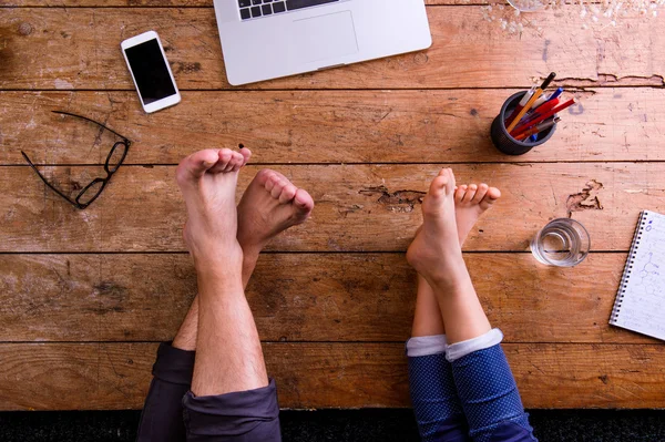 Jambes du père et du fils sur le bureau — Photo