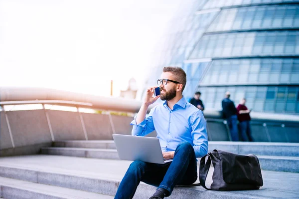 Administrador con portátil y teléfono inteligente —  Fotos de Stock