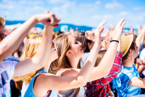 Jugendliche beim Sommer-Musikfestival — Stockfoto