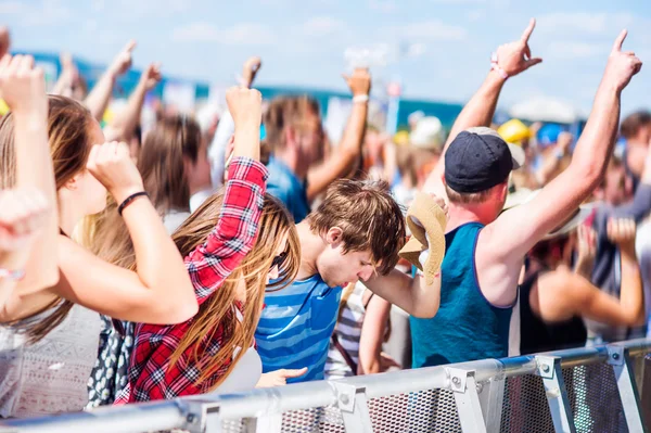 Tieners op zomer-muziekfestival — Stockfoto