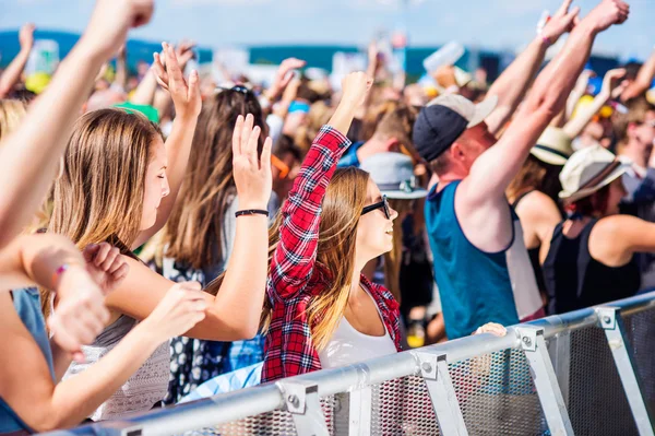 Teenagers at summer music festival — Stock Photo, Image