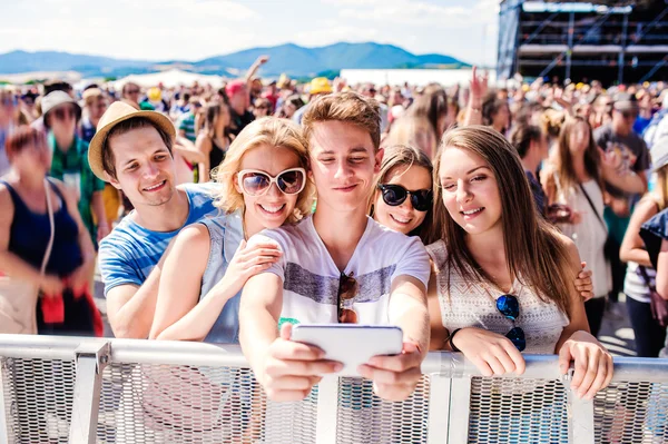 Adolescentes no festival de música de verão — Fotografia de Stock