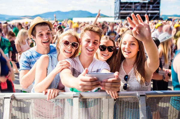 Teenagers at summer music festival — Stock Photo, Image