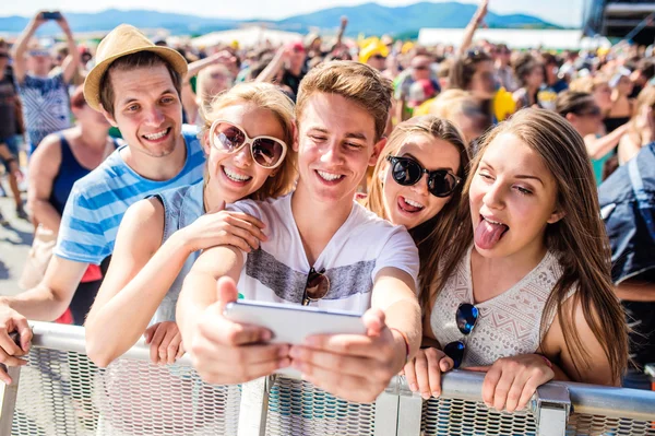 Teenagers at summer music festival — Stock Photo, Image