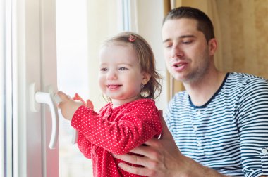 Baba küçük kızı pencerede