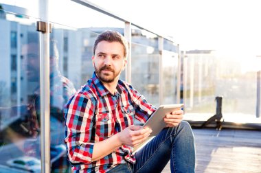 Ev tablet üzerinde çalışan iş adamı 