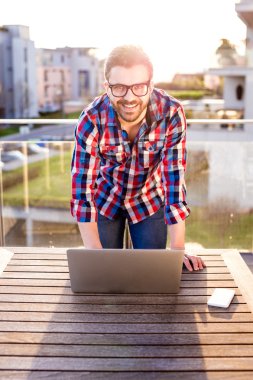 Evden dizüstü bilgisayarda çalışan iş adamı 