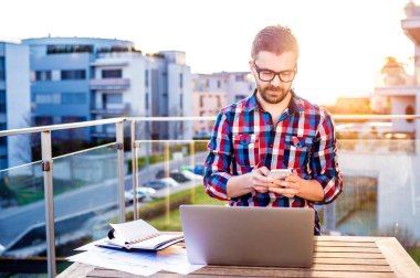 Evden dizüstü bilgisayarda çalışan iş adamı 